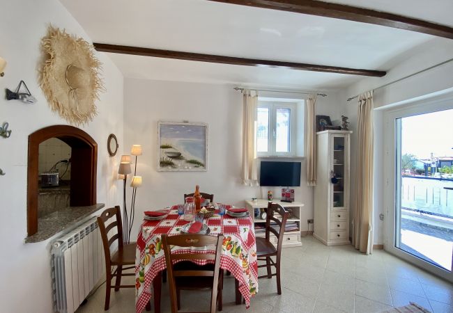 Ferienwohnung in Sperlonga - Haus mit Terrasse mit Blick auf das Meer und Parkplatz Ferienwohnung in Sperlonga - Haus mit Terrasse mit Blick auf das Meer und Parkplatz