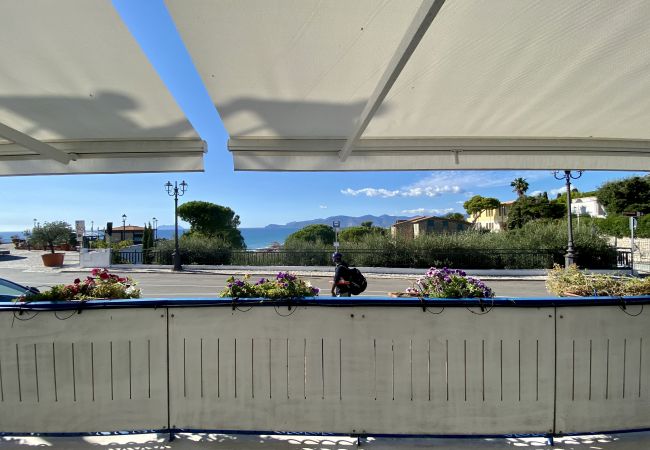 Ferienwohnung in Sperlonga - Haus mit Terrasse mit Blick auf das Meer und Parkplatz Ferienwohnung in Sperlonga - Haus mit Terrasse mit Blick auf das Meer und Parkplatz
