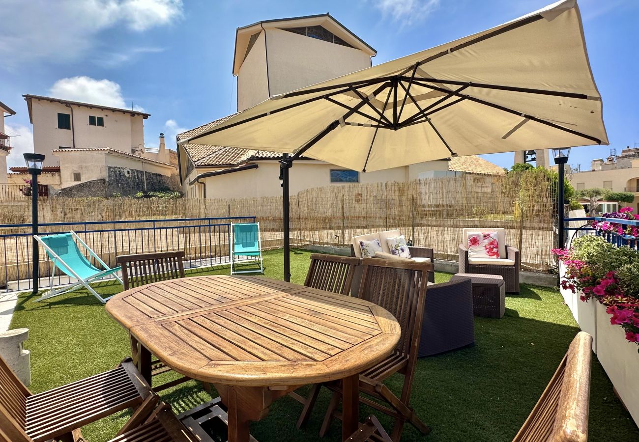 Ferienwohnung in Sperlonga - Haus mit Terrasse mit Blick auf das Meer und Parkplatz Ferienwohnung in Sperlonga - Haus mit Terrasse mit Blick auf das Meer und Parkplatz
